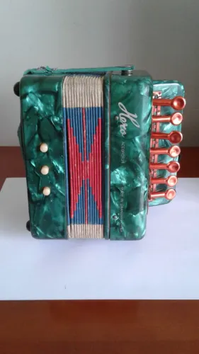 Sanfona acordeon brinquedo antigo para restauro não funciona leia desc