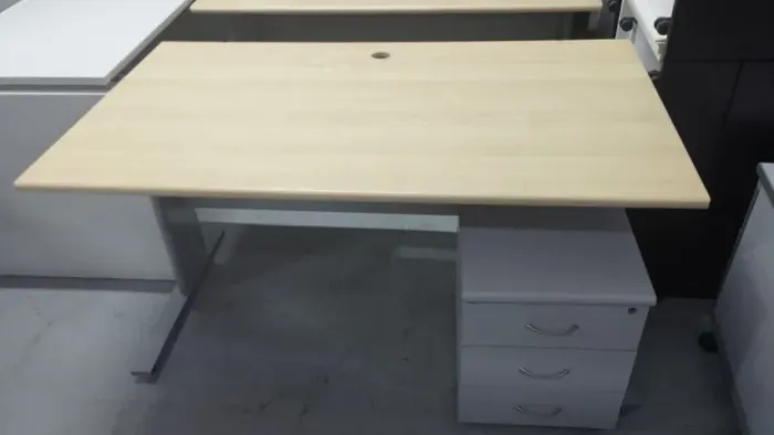 Mesa de escritório marfim pé de ferro com gaveteiro