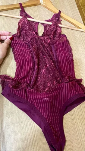 Body de renda e veludo vinho