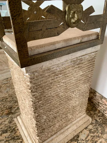 Pé de mesa de canto para sala de estar ou quarto em mármore com acabamento  em ferro
