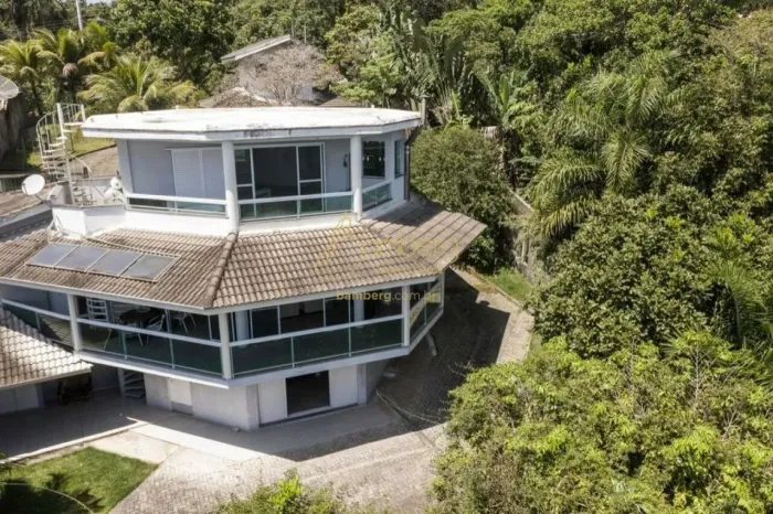 Casa de Praia em Ubatuba, fantástica com Pier particular e Heliponto.