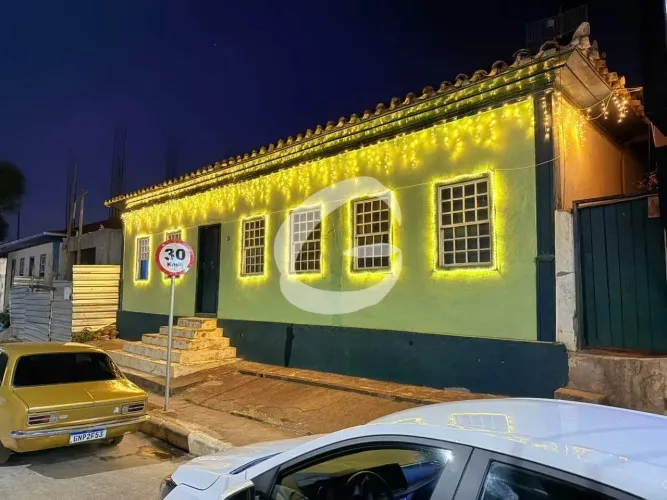 Casa ampla à venda no Centro de Itamarandiba (MG)  7 quartos, 2 salas e uso residencial/co