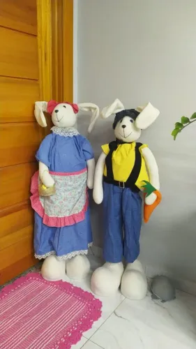Par de coelhos decorativos de tecido