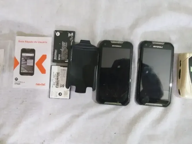 ANTIGUIDADE telefones antigos guardados há anos.
