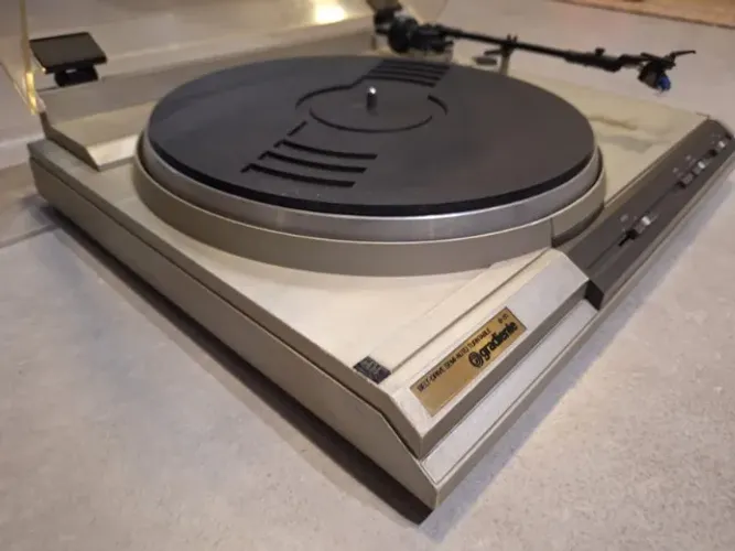 Toca Discos Gradiente Belt Drive semi-auto turnable B-20