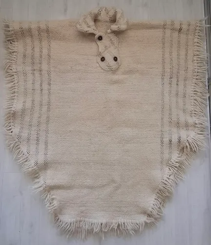 Poncho de lã artesanal bege com gola
