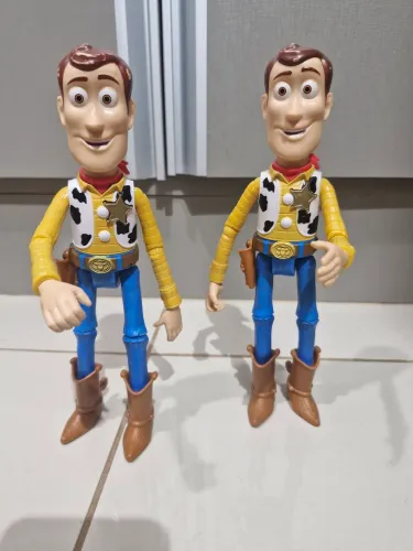 2 Bonecos Woody Toy Story - um em português outro em inglês
