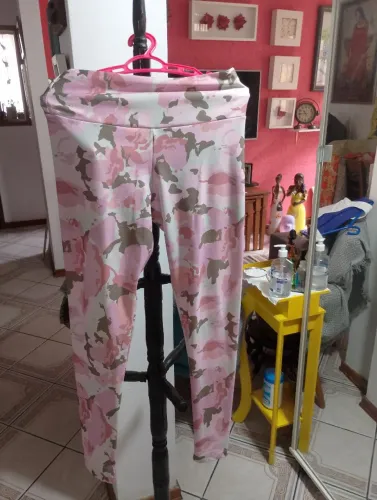Conjunto feminino de calça e blusa