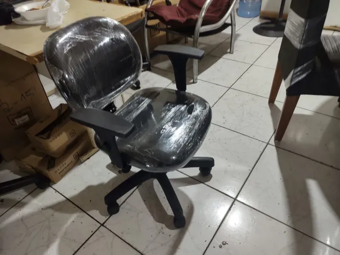 Cadeira de Escritório Giratória Preta - Nova