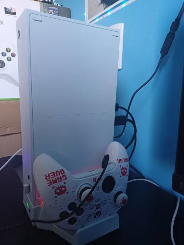 Vende-se Xbox Series S Com acessórios e baterias.