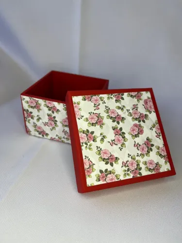 Caixa em MDF Tampa de Sapato 8,5x8,5x5 Vermelha com Flores
