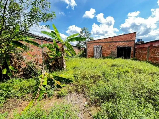Terreno com ponto comercial e casa - Rua Anari