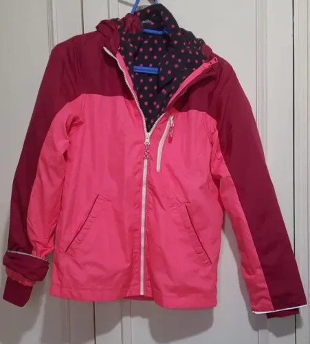 Casaco infantil Oshkosh com forro em fleece removível.
