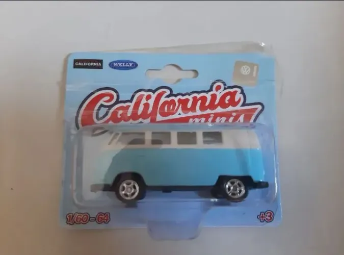 Miniatura Volkswagen Kombi T1 1963 azul e branca - famosa saia e blusa California Minis
