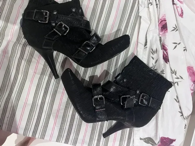 Bota preta cano curto salto fino Ferni 37