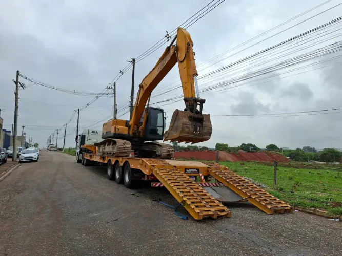 Escavadeira Hyundai 22 toneladas. 