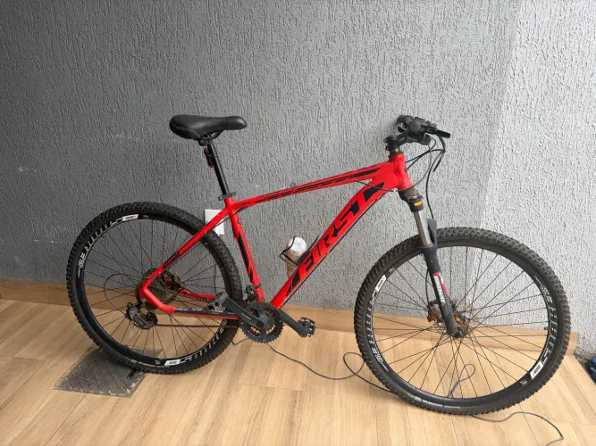 Bicicleta First mountain bike