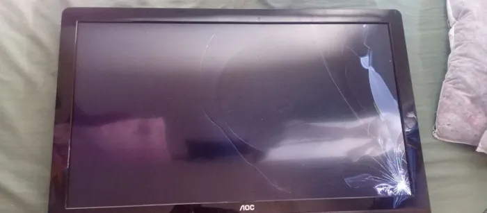 Tv AOC, com tela quebrada pra retirada de peças ou trocar a tela