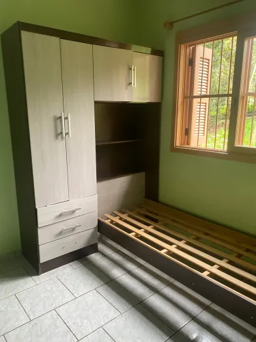 Vendo roupeiro com cama embutida