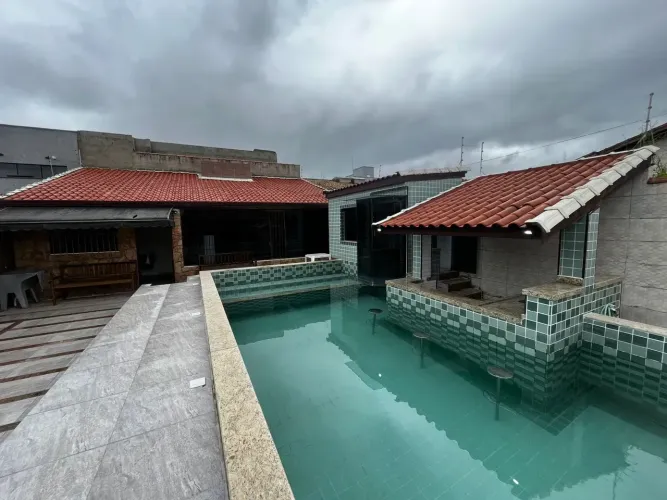 Casa com piscina hidromassagem com 3 quartos em Peruíbe - SP