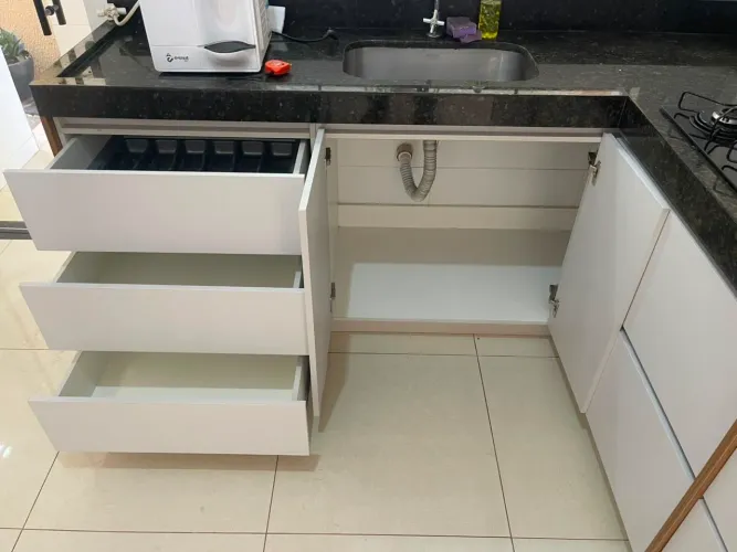 Vendo armário planejado todo em mdf muito novo 