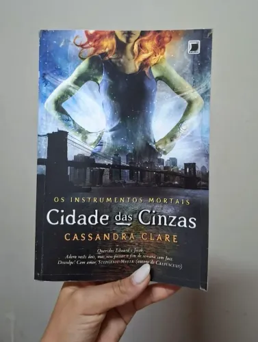Livro "Cidade das cinzas" Cassandra Clare