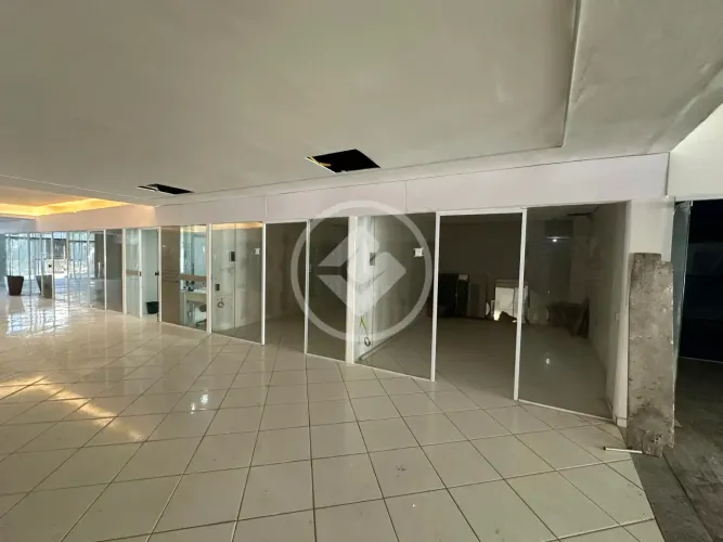Sala térrea com 16,40M2, em prédio comercial na Av. Rubens de Mendonça, totalmente revital