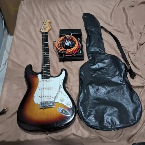 So venda guitarra + pedaleira aceito oferta to precisando vender urgente