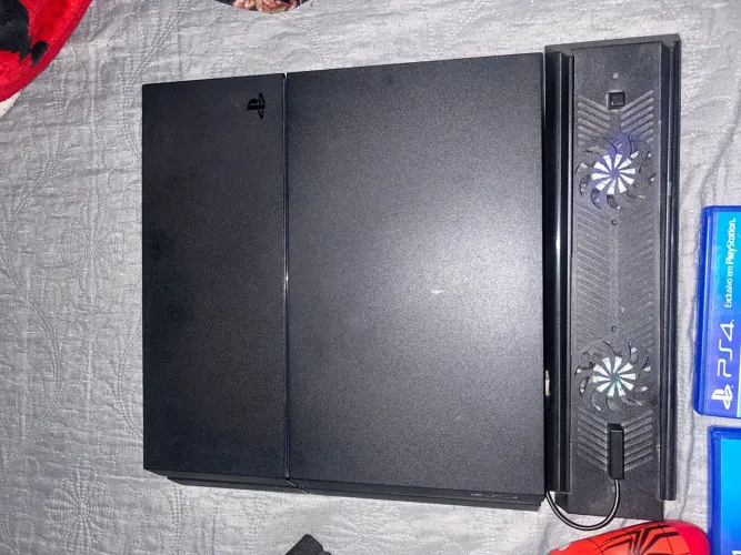 Vendo PS4 com dois controles, um original e um de primeira linha ,com 8 jogos , 500gb