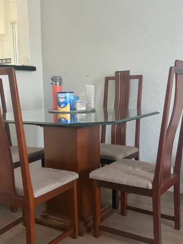 Conjunto de mesa e 4 cadeiras