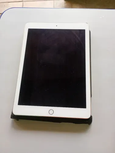 Este é um Apple iPad Air 2 de 9,7 polegadas na cor prateada.