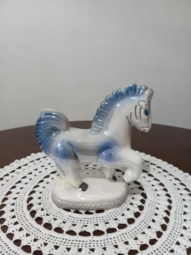Cavalo antigo de porcelana