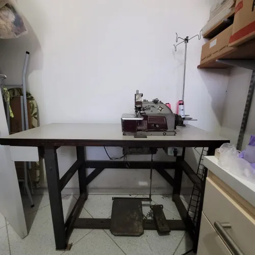 Máquina de costura overlock juki industrial (mesa + máquina)