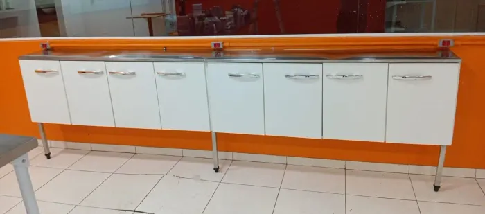 Mesa de inox com portas de madeira