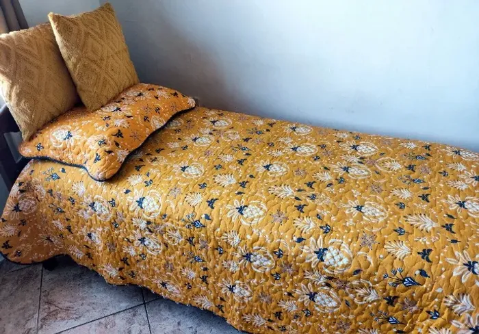 Colcha matelassê dupla face solteiro Artex - amarelo e azul
