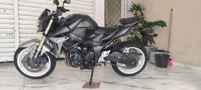 Vende-se GSR 750A 2016