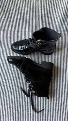Coturno feminino de verniz