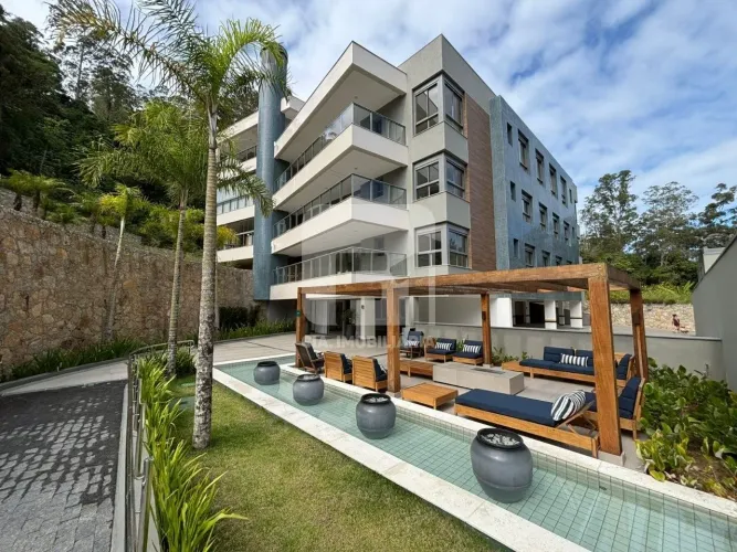 Apartamento de 3 suítes vista mar no Cacupé