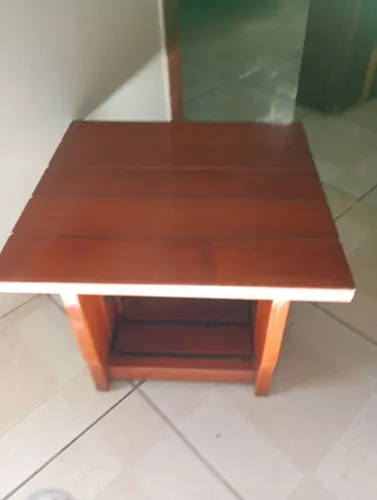 Espelho com moldura e criado