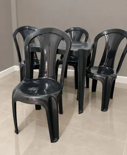 OPORTUNIDADE! JOGO DE MESA COM 4 CADEIRAS À VENDA! 