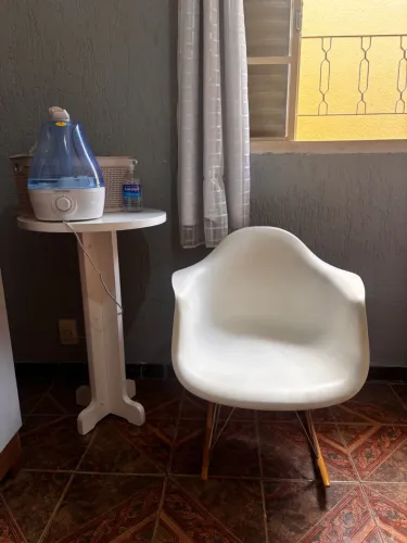 Cadeira de amamentação com mesa