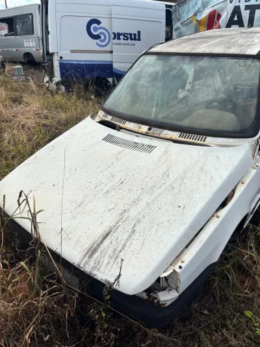 Sucata para retirar peças do Fiat uno 2006