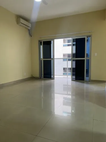 Quarto e sala desocupado na Praia da Costa. Pronto para morar, com vaga de garagem!!!