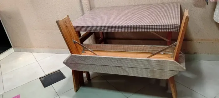 Mesa com dois bancos