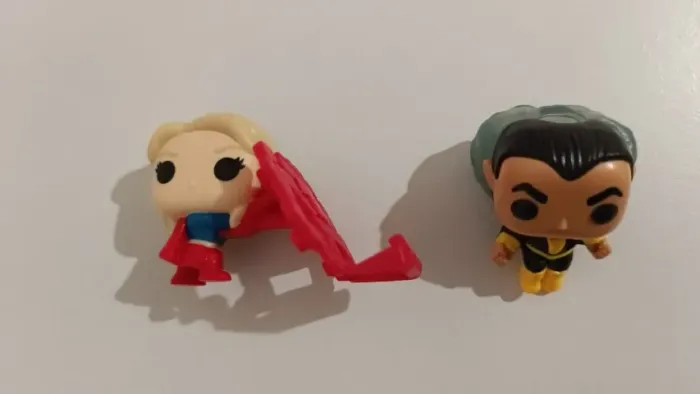 Kinder Joy Funko Pop DC Adão Negro Super Girl
