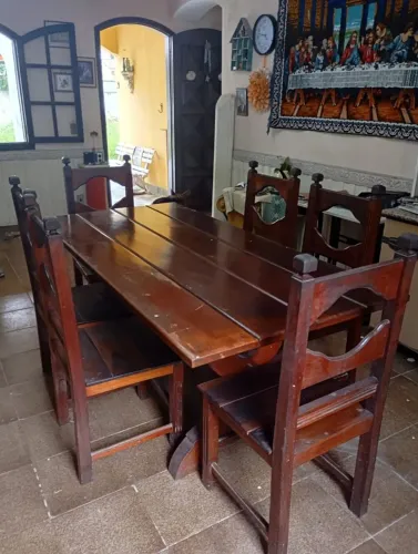 Mesa de jantar em madeira maciça com 6 cadeiras