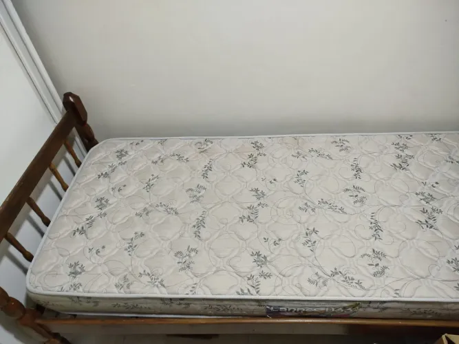 Vendo cama de solteiro com colchão de espuma.