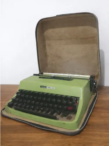 Máquina de escrever Olivetti Lettera 32