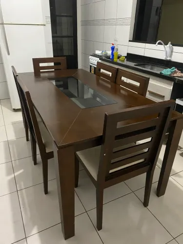 Vende-se mesa com cadeiras - 6 lugares