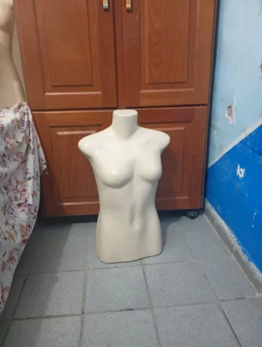 Manequim feminino busto 